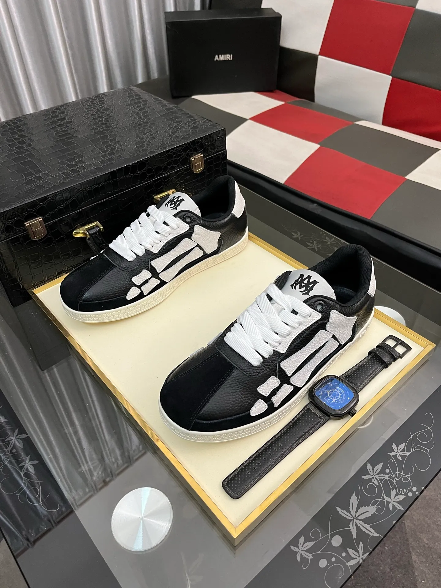 Men's shoes 💰420⌚️⌚️《AMIR*》New men's low-top casual sports sneakers bone shoes, another pair of irresistible bone shoes. Bone shoes are one of AMIRI's most popular items. They use first-layer cowhide uppers. The side bones are made of two cowhide laminations. They have a three-dimensional feel. The leather incisions are all oil-edged. Contrasting color design. Simple style. Fashionable sports. Customized metal LOGO nameplate to embellish shoelaces. Exclusive control of top version. Supports comparison. Breathable mesh lining Original rubber outsole A must-have item for daily leisure Suitable for various occasions Check it out if you pursue high quality Super cool uppers Size: 38-443️⃣ Colors available
